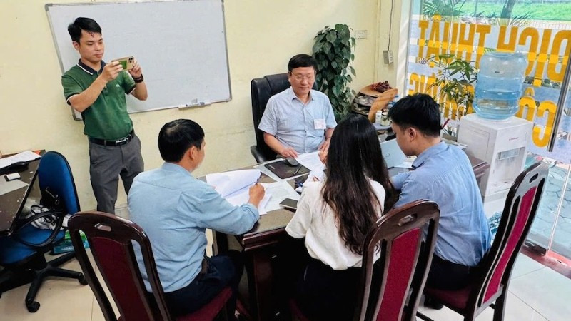 Việc ký văn bản công chứng trước sự chứng kiến của công chứng viên Trần Văn Chỉnh được chụp ảnh và lưu trữ trong hồ sơ công chứng. (Ành: TH) chup-anh-cong-chung-viet-7969.jpg