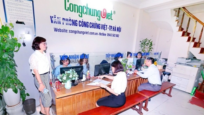 Người dân làm thủ tục công chứng tại Văn phòng công chứng Việt. (Ảnh: TH) cong-chung-viet-2-chuan-1743.jpg