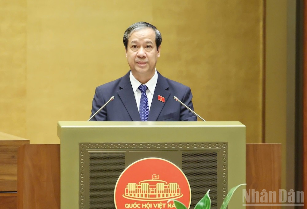 Bộ trưởng Giáo dục và Đào tạo Nguyễn Kim Sơn trả lời chất vấn của các đại biểu Quốc hội. (Ảnh: DUY LINH)