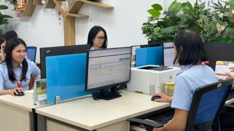 Cán bộ tư pháp làm thủ tục trực tuyến cho người dân. (Ảnh: TL) cna-bo-truc-tuyen-1082.jpg