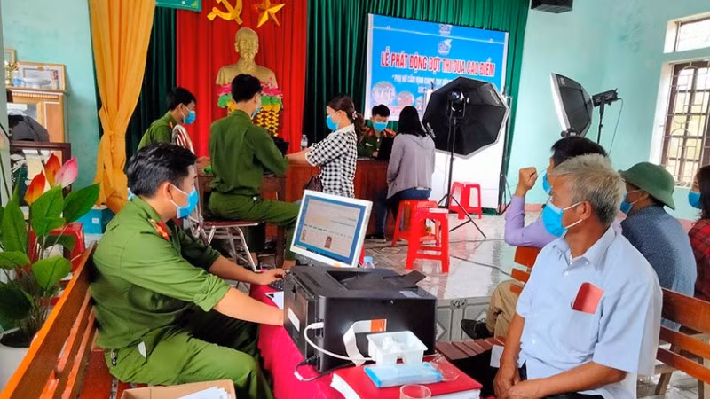 Cấp thẻ căn cước cho công dân. (Ảnh: ND)