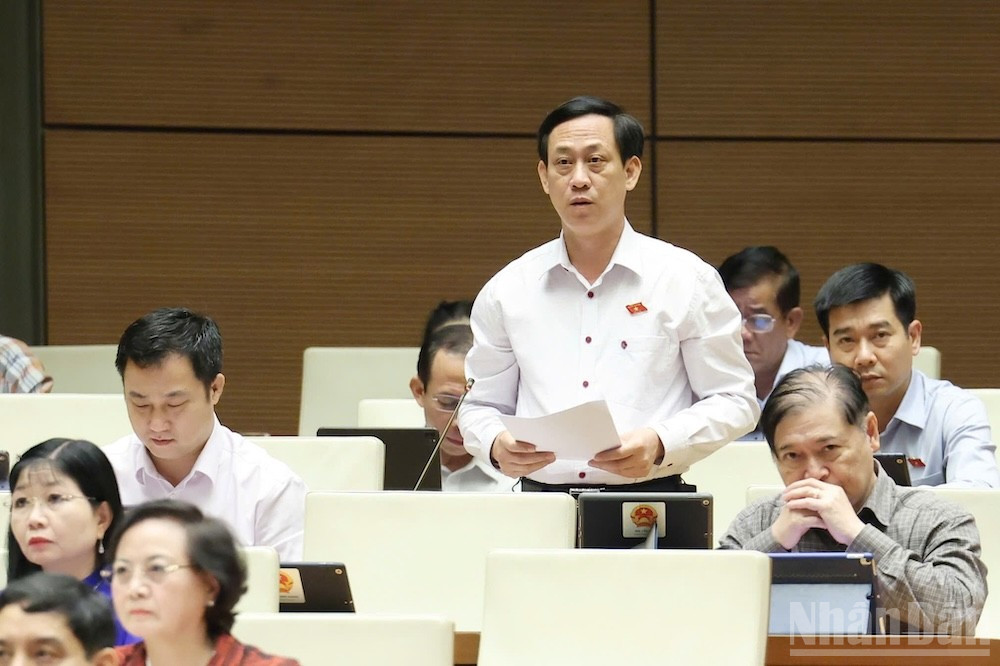 Đại biểu Mai Văn Hải (Đoàn Thanh Hóa) phát biểu tại hội trường. (Ảnh: DUY LINH) ndo_br_anh-thanh-hai.jpg