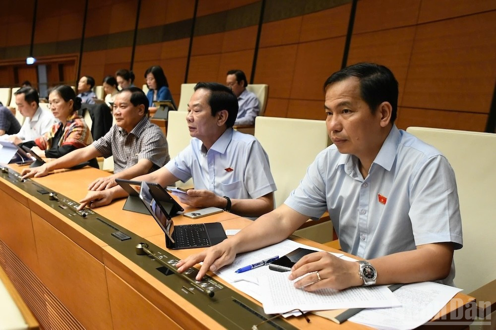 Đại biểu Quốc hội bấm nút thông qua Nghị quyết về cơ chế đặc biệt xử lý khó khăn, vướng mắc do quy định của pháp luật. (Ảnh: DUY LINH) ndo_br_vuopng-mac-2.jpg