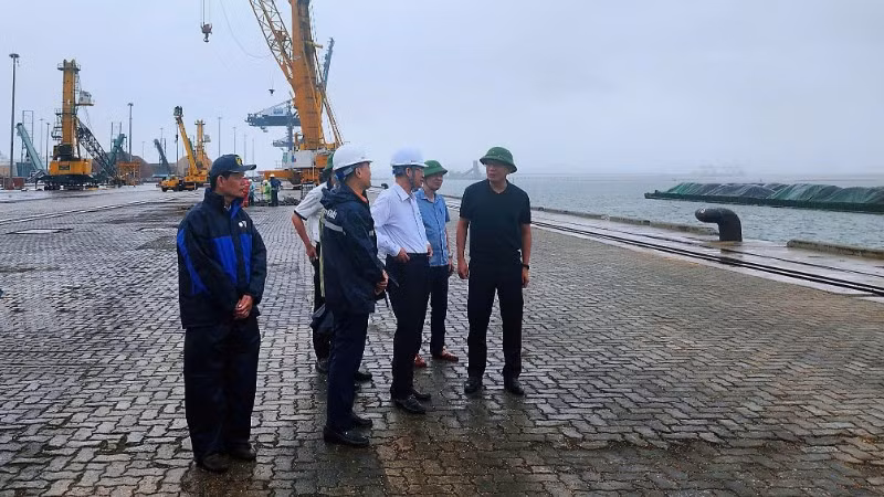 Lãnh đạo Cục Hàng hải và Đường thủy Việt Nam kiểm tra công tác ứng phó bão số 1 tại Hải Phòng.