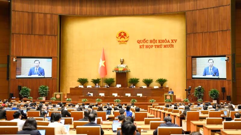 Quốc hội làm việc tại hội trường, nghe Tờ trình và báo cáo thẩm tra Dự thảo Nghị quyết của Quốc hội thí điểm một số cơ chế, chính sách đặc thù để thực hiện các dự án lớn, quan trọng trên địa bàn Thủ đô. (Ảnh: DUY LINH)