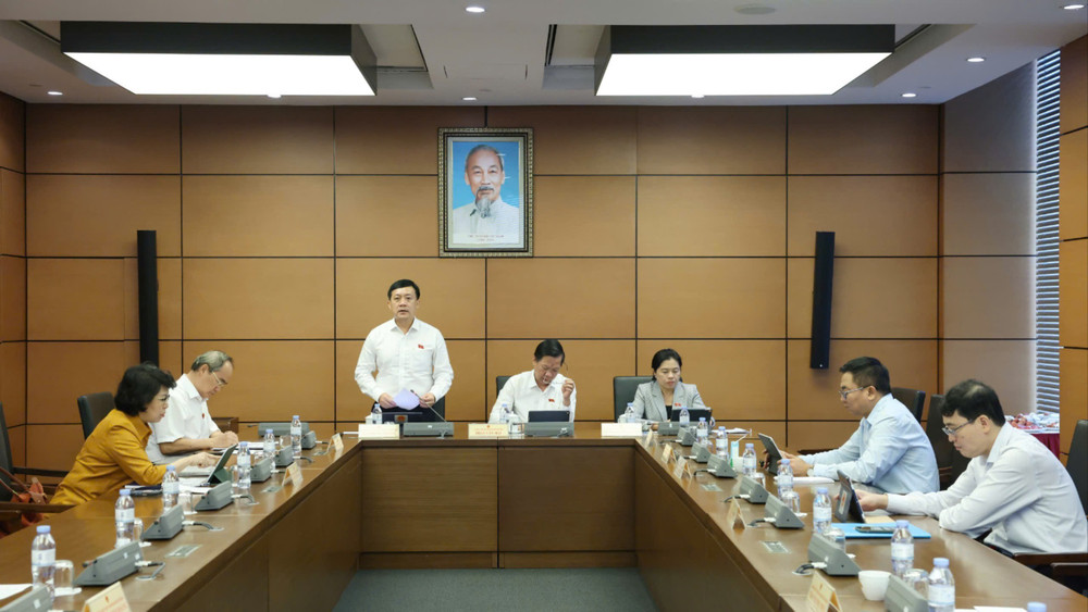 Đại biểu Quốc hội thảo luận tại tổ về việc sắp xếp đơn vị hành chính cấp tỉnh năm 2025. (Ảnh: DUY LINH)