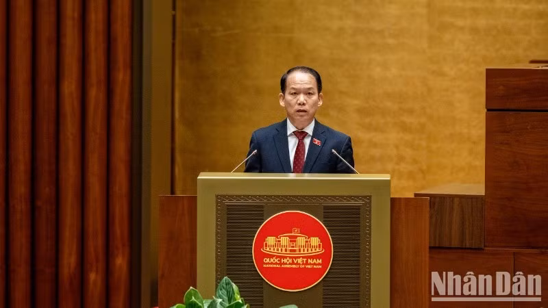 Bộ trưởng Tư ph&aacute;p Ho&agrave;ng Thanh T&ugrave;ng tr&igrave;nh b&agrave;y Tờ tr&igrave;nh Dự &aacute;n Luật Phổ biến, gi&aacute;o dục ph&aacute;p luật (sửa đổi). (Ảnh: THỦY NGUY&Ecirc;N)