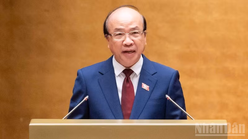 Chủ nhiệm Ủy ban Ph&aacute;p luật v&agrave; Tư ph&aacute;p của Quốc hội Phan Ch&iacute; Hiếu tr&igrave;nh b&agrave;y B&aacute;o c&aacute;o thẩm tra Dự &aacute;n Luật Phổ biến, gi&aacute;o dục ph&aacute;p luật (sửa đổi). (Ảnh: THỦY NGUY&Ecirc;N)