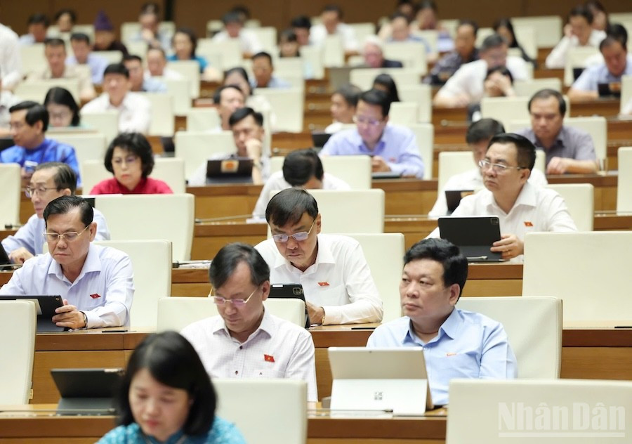 Quốc hội thảo luận tại hội trường về kinh tế-xã hội và ngân sách Nhà nước. (Ảnh: DUY LINH) ndo_br_186.jpg