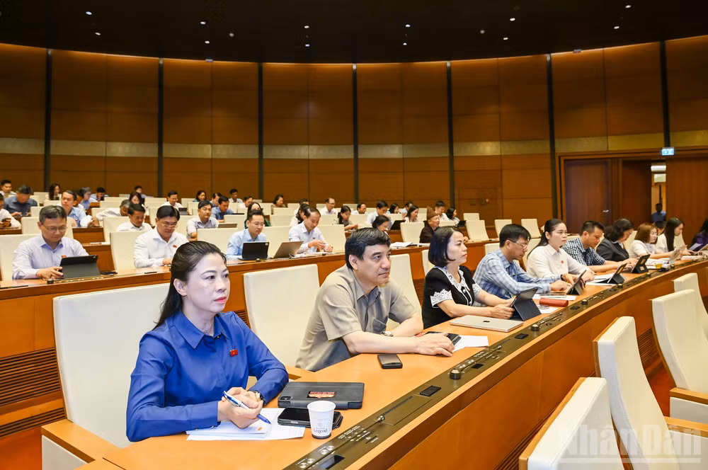 Quốc hội l&agrave;m việc tại hội trường. (Ảnh: DUY LINH)