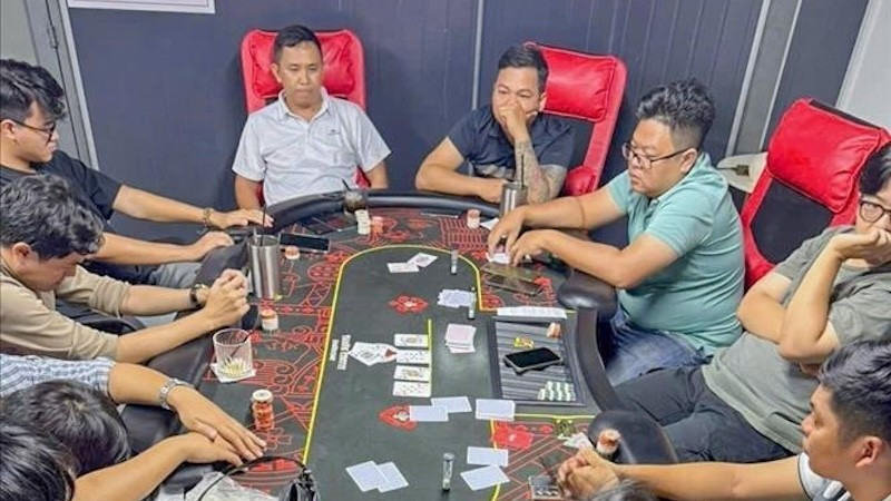 Lực lượng công an triệt phá sòng Poker tại thành phố Cần Thơ. (Ảnh: TTXVN) vna-potal-triet-pha-song-poker-giua-trung-tam-can-tho-stand-7182.jpg