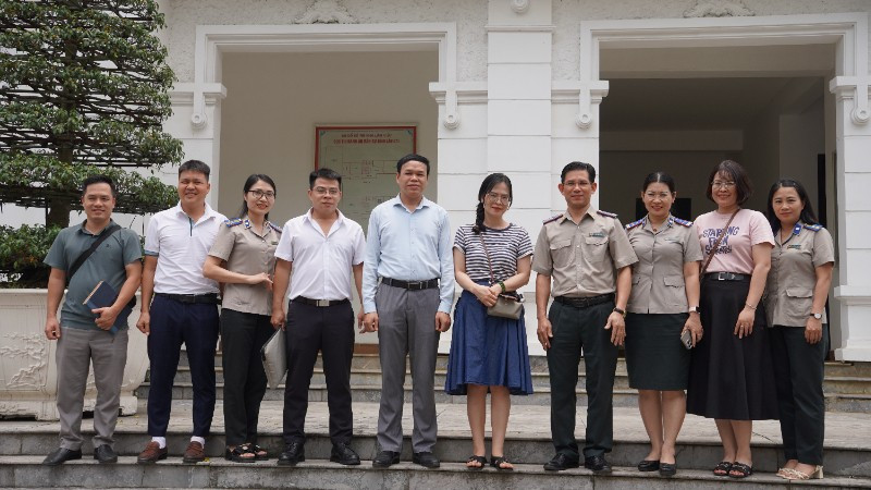 Cục trưởng Thi hành án dân sự tỉnh Lào Cai Đỗ Ngọc Ba cùng đội ngũ chấp hành viên chụp ảnh cùng Đoàn công tác. (Ảnh: TL) chi-cuc-lao-cai-20.jpg