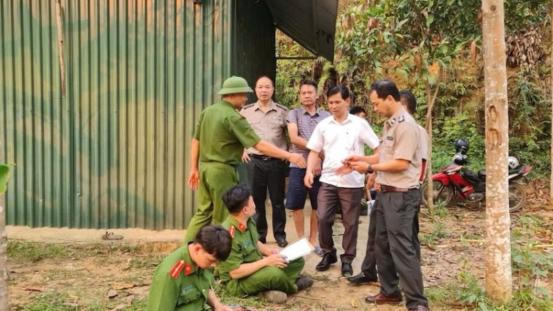 Ông Đỗ Ngọc Ba, Cục trưởng Thi hành án dân sự tỉnh Lào Cai (áo trắng) trong một vụ chỉ đạo thi hành án tại địa phương. (Ảnh: TL) anh-ba-1-3316.jpg