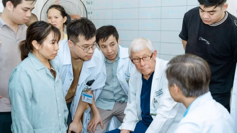 Đội ngũ y, bác sĩ của Bệnh viện Hữu nghị Việt Đức và các chuyên gia chấn thương chỉnh hình đến từ Mỹ đã tiến hành thăm khám, sàng lọc cho hơn 80 trường hợp tại Lào Cai.
