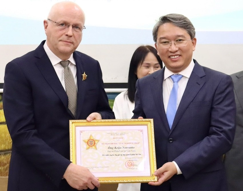 Trao Kỷ niệm chương “Vì sự nghiệp tư pháp” cho Đại sứ Phần Lan tại Việt Nam. (Ảnh: TH) btp-trao-ky-niem-chuong.jpg