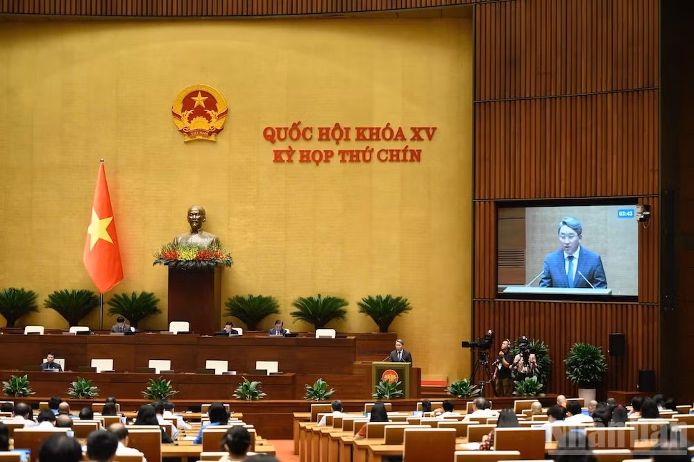 Quốc hội làm việc tại hội trường nghe Tờ trình và Báo cáo thẩm tra dự thảo Nghị quyết của Quốc hội về cơ chế xử lý khó khăn, vướng mắc do quy định của pháp luật. (Ảnh: DUY LINH)