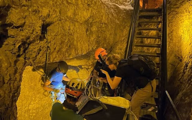 Các nhà nghiên cứu lắp đặt một máy dò muon trong một hang động bên dưới suối Gihon vào năm 2023. (Ảnh: Đại học Tel Aviv)