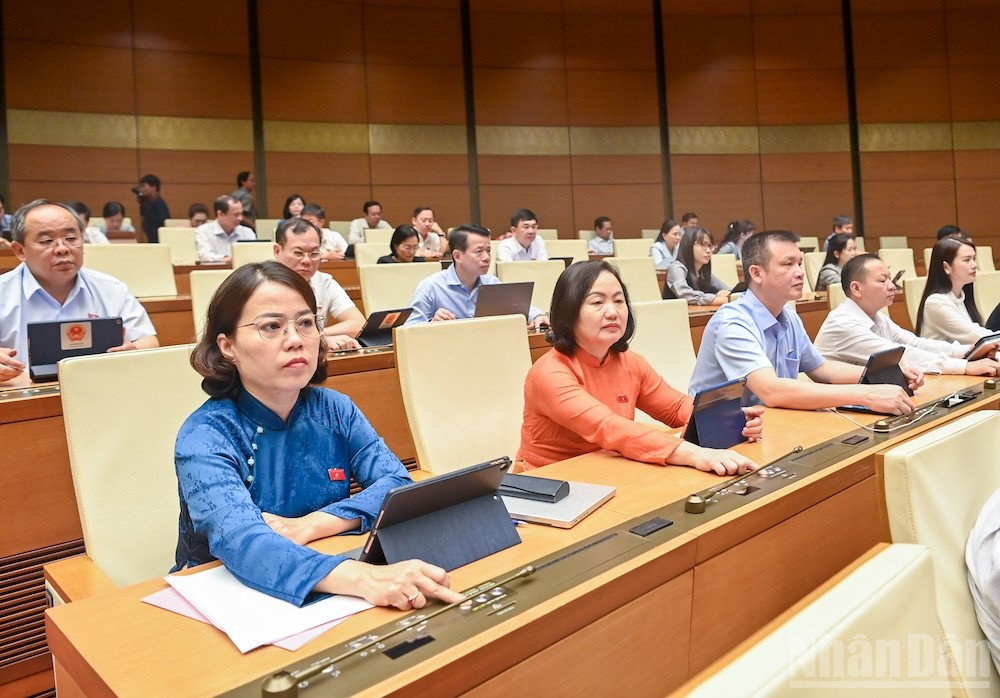 Đại biểu Quốc hội bấm nút thông qua Luật Nhà giáo. (Ảnh: DUY LINH) ndo_br_bieu-quyet-luat-nha-giao-2.jpg