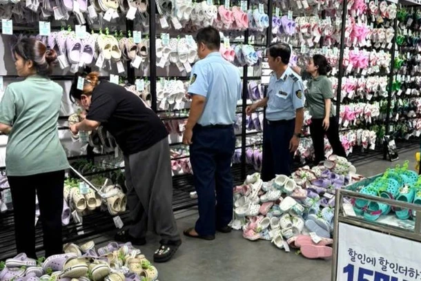 Lực lượng quản lý thị trường kiểm tra cửa hàng giày dép tại khu vực đường Đống Đa-Tô Hiến Thành, phường Nam Nha Trang.