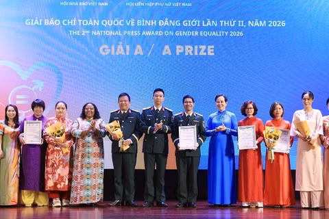 Đồng chí Lê Thị Thủy, Chủ tịch Hội Liên hiệp Phụ nữ Việt Nam và bà Caroline Nyamayemombe, Trưởng đại diện UN Women tại Việt Nam trao giải A tặng các tập thể, cá nhân (Ảnh: TUẤN ANH)