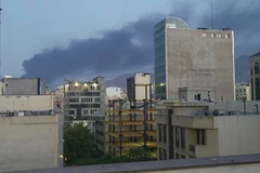 Khói bốc lên sau một vụ nổ ở Tehran, thủ đô của Iran, ngày 15/6/2025. (Ảnh minh họa: Xinhua)