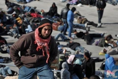 Những người nhập cư bất hợp pháp từ Bắc Phi chờ đợi để được chuyển đi khỏi đảo Lampedusa, cực nam Italia. (Ảnh minh họa: Xinhua)