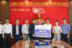 Đoàn công tác trao bảng tượng trưng kinh phí hỗ trợ cho đại diện tỉnh Đắk Lắk.