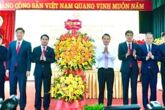 Bí thư Tỉnh ủy Phú Thọ Đặng Xuân Phong tặng hoa chúc mừng Hội đồng nhân dân phường Việt Trì. 
