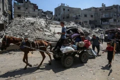 Người dân sơ tán tránh xung đột tại Gaza. (Ảnh: THX/TTXVN)