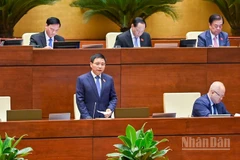 Bộ trưởng Tài chính Nguyễn Văn Thắng trả lời chất vấn của các đại biểu Quốc hội. (Ảnh: DUY LINH)