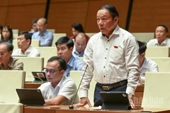 Bộ trưởng Văn hóa, Thể thao và Du lịch Nguyễn Văn Hùng phát biểu tại phiên họp. (Ảnh: DUY LINH)