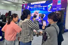 Các bạn trẻ hào hứng thực hành sử dụng AI quay video sản phẩm đăng lên các nền tảng.