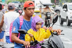 Bão nhiệt đới Wipha mang theo mưa lớn, khiến nhiều lớp học phải tạm dừng ở thành phố Quezon, Philippines, ngày 18/7/2025. (Ảnh: Xinhua)