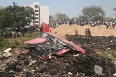 Hiện trường máy bay của Hãng hàng không Air India bị rơi tại thành phố Ahmedabad, bang Gujarat, Ấn Độ, ngày 12/6/2025. Ảnh: THX/TTXVN