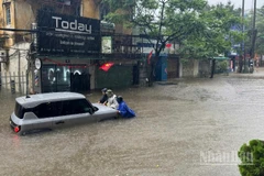 Nhiều tuyến phố ở Hà Nội ngập sâu. (Ảnh: THÀNH ĐẠT)