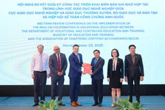 Đại diện ACCA chuyển giao bản dịch tiếng Việt chương trình Kế toán nền tảng (FIA) cho đại diện Cục Giáo dục nghề nghiệp và Giáo dục thường xuyên.