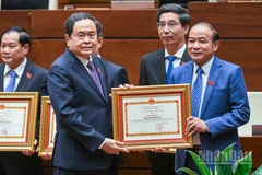 Chủ tịch Quốc hội Trần Thanh Mẫn trao Bằng khen của Ủy ban Thường vụ Quốc hội tặng Trưởng đoàn, Phó Trưởng đoàn chuyên trách Đoàn đại biểu Quốc hội các tỉnh, thành phố trực thuộc Trung ương đã có thành tích xuất sắc. (Ảnh: DUY LINH)