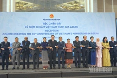 Phó Thủ tướng, Bộ trưởng Ngoại giao Bùi Thanh Sơn cùng các đại biểu tại tiệc chiêu đãi. (Ảnh: TRUNG HƯNG)