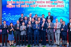 Các đại biểu tham dự diễn đàn chụp ảnh lưu niệm.