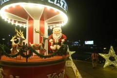 Không khí Giáng sinh tại trung tâm mua sắm ở Yangon, Myanmar.