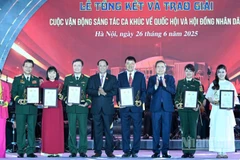 Chủ tịch Quốc hội Trần Thanh Mẫn và Phó Chủ tịch Quốc hội Trần Quang Phương trao cúp và giấy chứng nhận cho 5 tác giả, nhóm tác giả đạt Giải B. (Ảnh: DUY LINH)