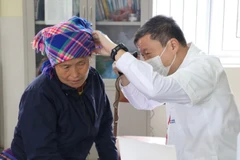 Thầy thuốc Bệnh viện đại học Y Hà Nội khám bệnh, phát thuốc cho người cao tuổi tại xã Pà Cò, Phú Thọ. (Ảnh: Bệnh viện cung cấp)