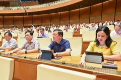 Các đại biểu Quốc hội bấm nút thông qua Luật Thuế tiêu thụ đặc biệt (sửa đổi). (Ảnh: DUY LINH)