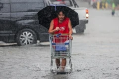 Mưa lớn do ảnh hưởng của bão tại thành phố Quezon, Philippines ngày 19/7. (Ảnh: THX/TTXVN)