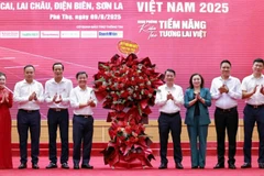 Lãnh đạo tỉnh Phú Thọ chúc mừng Hội Doanh nhân trẻ.