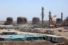 Quang cảnh nhà máy chế biến khí đốt tự nhiên đang được xây dựng tại mỏ dầu Halfaya ở tỉnh Maysan, miền nam Iraq. (Ảnh minh họa: Xinhua)