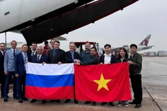 Đại sứ Liên bang Nga tại Việt Nam Gennady Bezdetko trao số hàng viện trợ cho đại diện Cục Quản lý đê điều và Phòng, chống thiên tai. (Ảnh: Đại sứ quán Liên bang Nga tại Việt Nam)