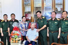 Đoàn công tác đến thăm các đồng chí nguyên lãnh đạo Bộ Quốc phòng.