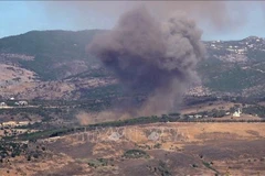 Khói bốc lên sau vụ không kích của Israel ở ngoại ô Nabatieh, miền Nam Liban ngày 30/10/2025. (Ảnh: THX/TTXVN)