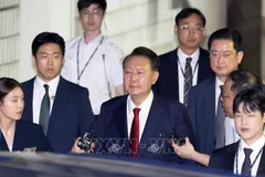 Cựu Tổng thống Hàn Quốc Yoon Suk Yeol (giữa) sau phiên tòa ở Seoul ngày 9/7/2025. (Ảnh: Yonhap/TTXVN)
